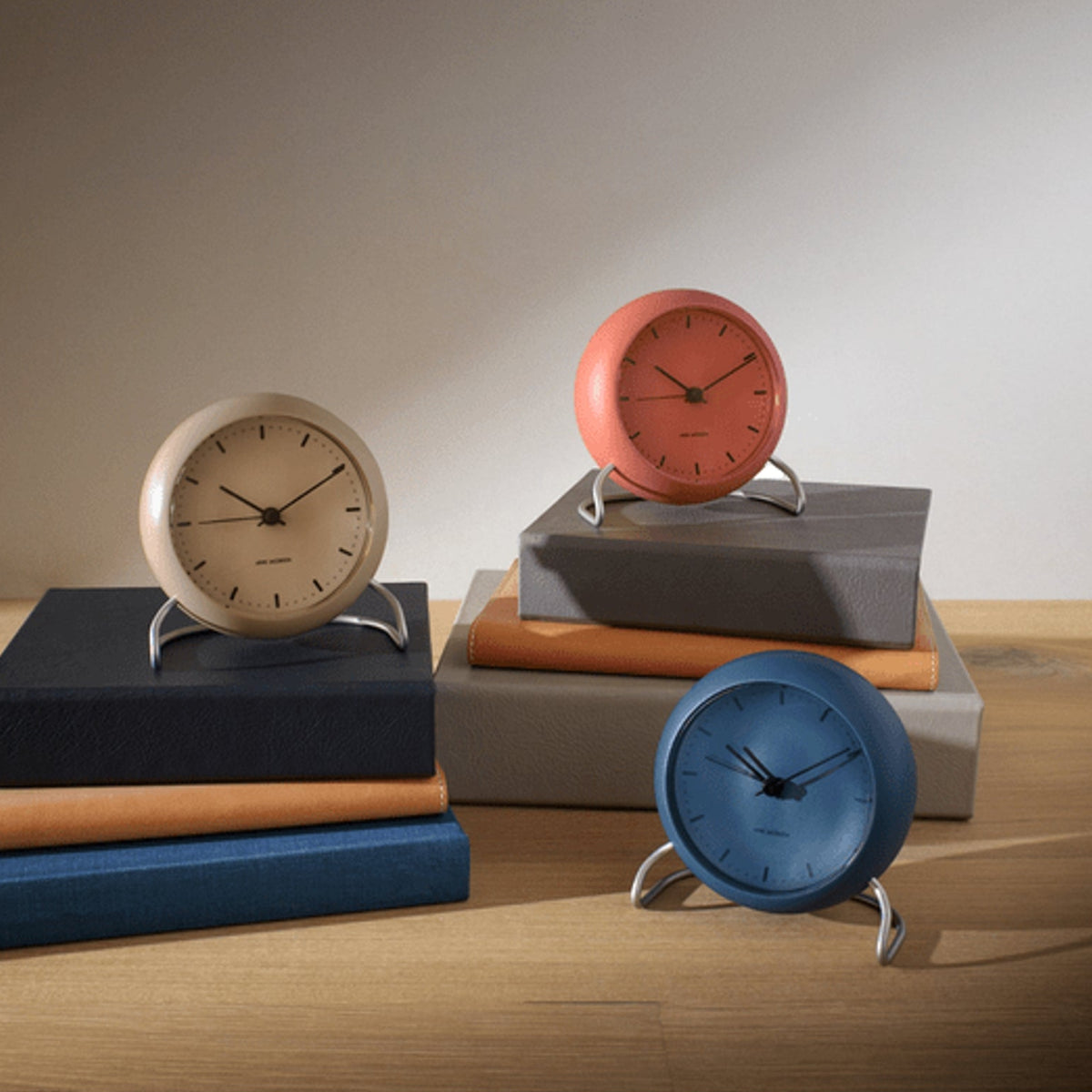 Arne Jacobsen City Hall Table Clock Pale Orange Ø: 11 cm / 4.3"
