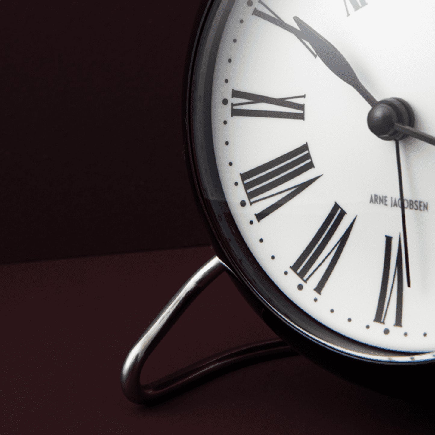 Arne Jacobsen Roman Table Clock Black Ø: 11 cm / 4.3"